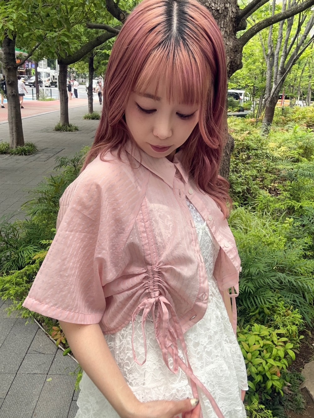 ホワイト系のスカート、ホワイト系のチュニック、ピンク系のシャツ/ブラウスを着用したレディースの夏コーディネートの5枚目の写真