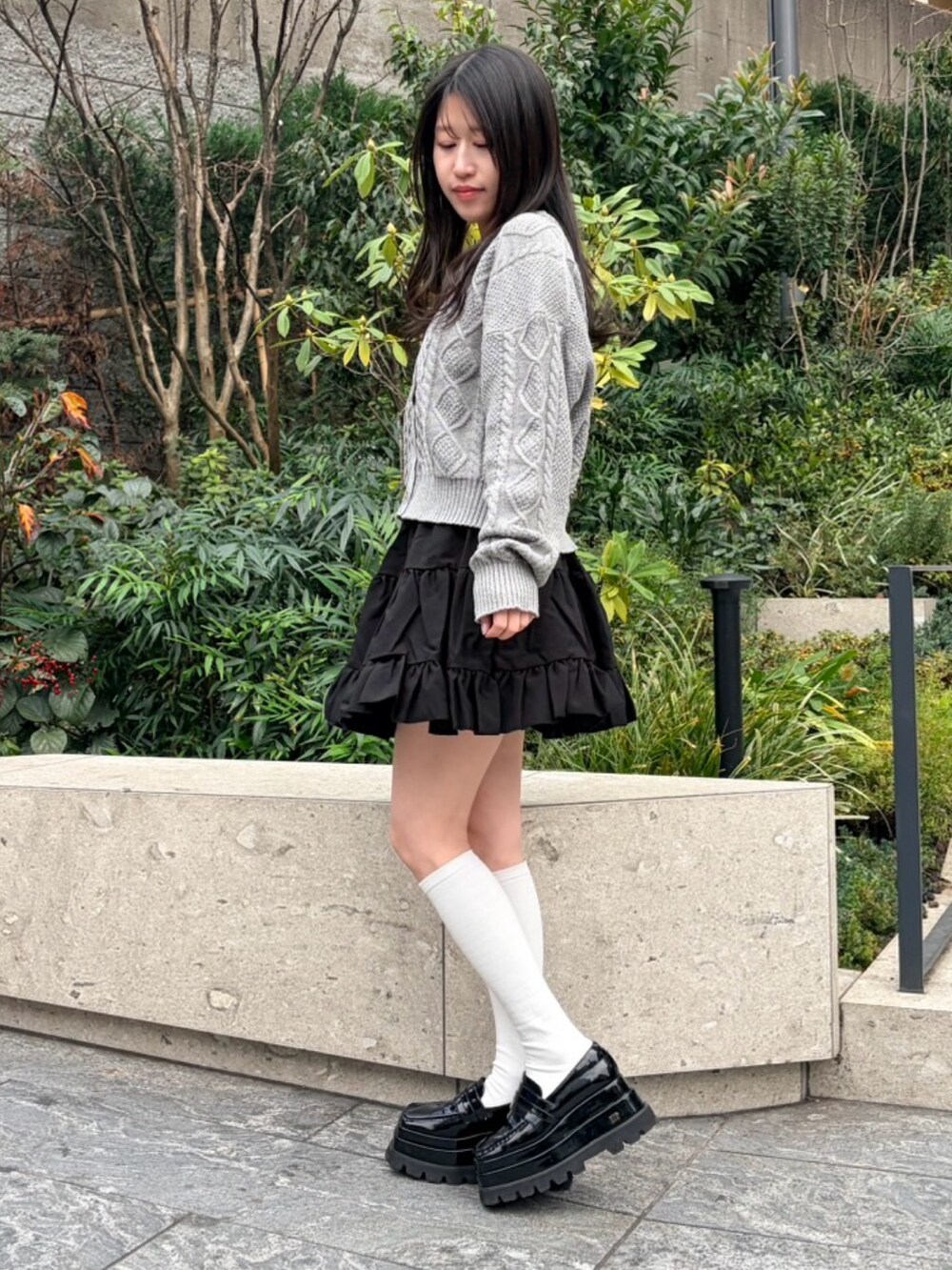 ブラック系のスカート、グレー系のカーディガン/ボレロを着用したレディースの冬コーディネートの2枚目の写真