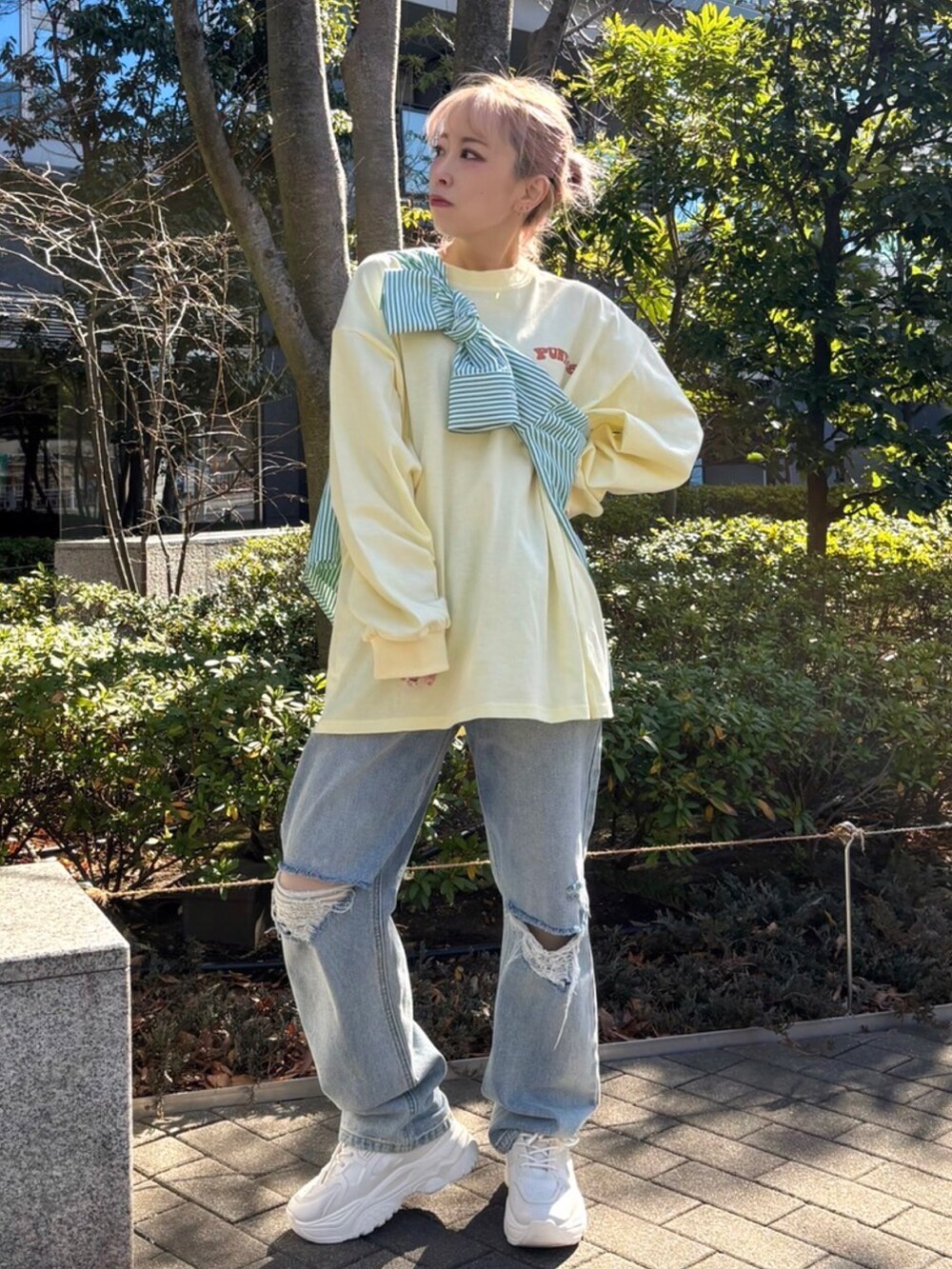 イエロー系のTシャツ/カットソー、グリーン系のシャツ/ブラウス、ブルー系のデニムパンツを着用したレディースの冬コーディネートの2枚目の写真