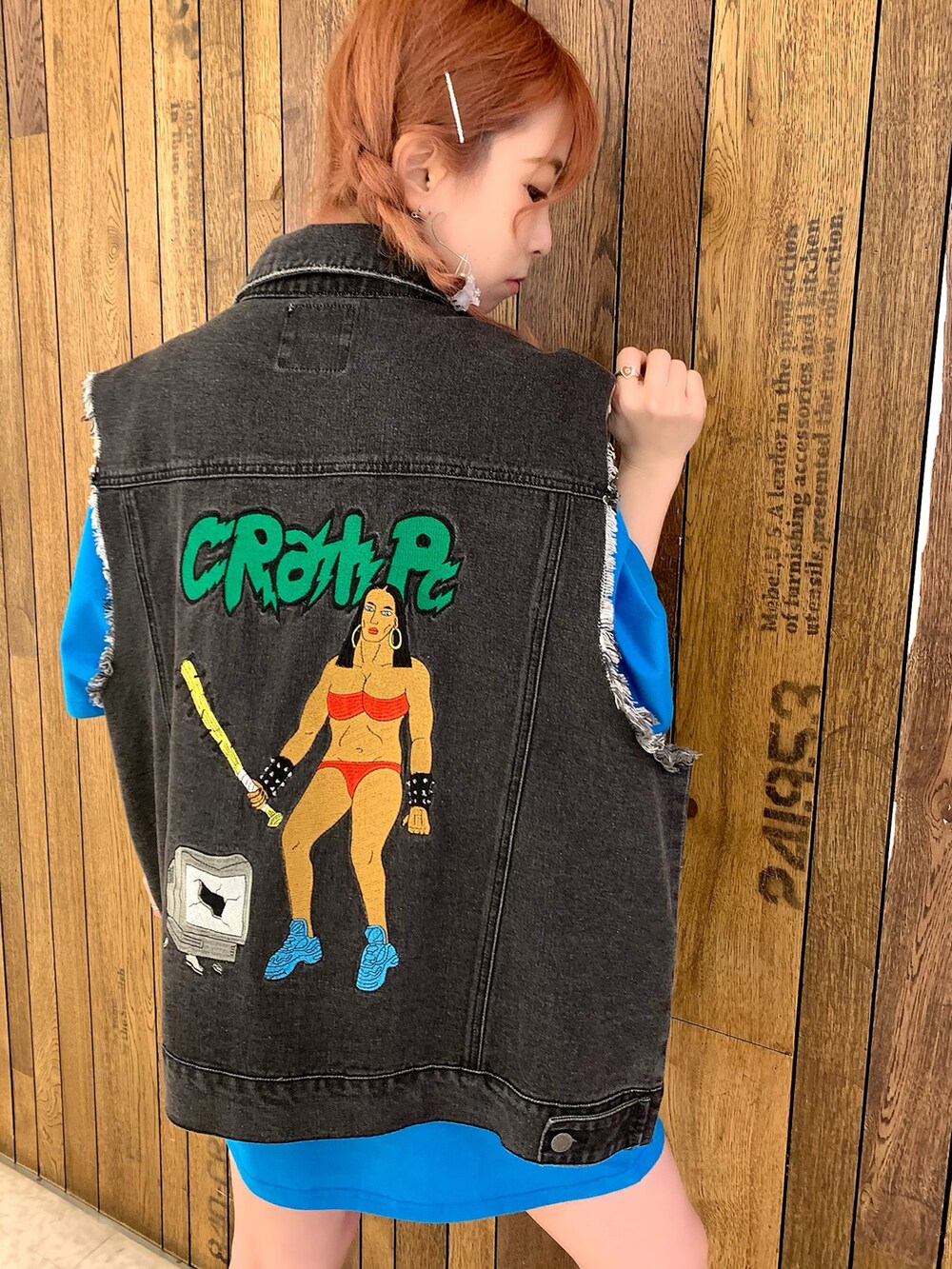 ブルー系のTシャツ/カットソー、ブラック系のベスト、ブラック系のブーツを着用したレディースの春コーディネートの3枚目の写真