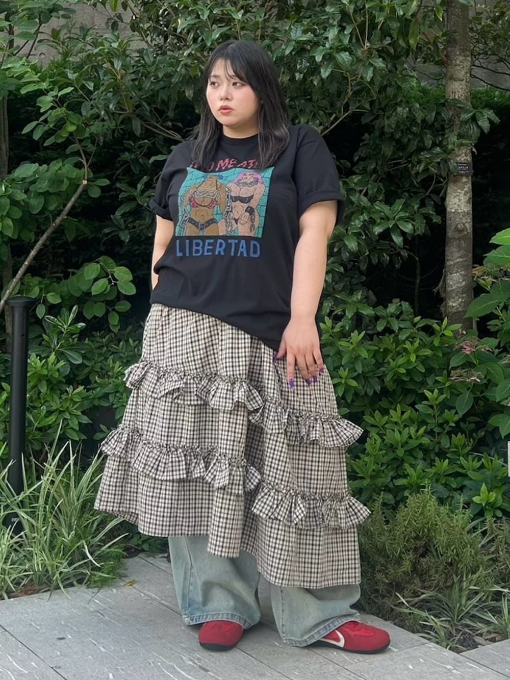 ベージュ系のスカート、ブラック系のTシャツ/カットソー、ブルー系のデニムパンツを着用したレディースの夏コーディネートの2枚目の写真