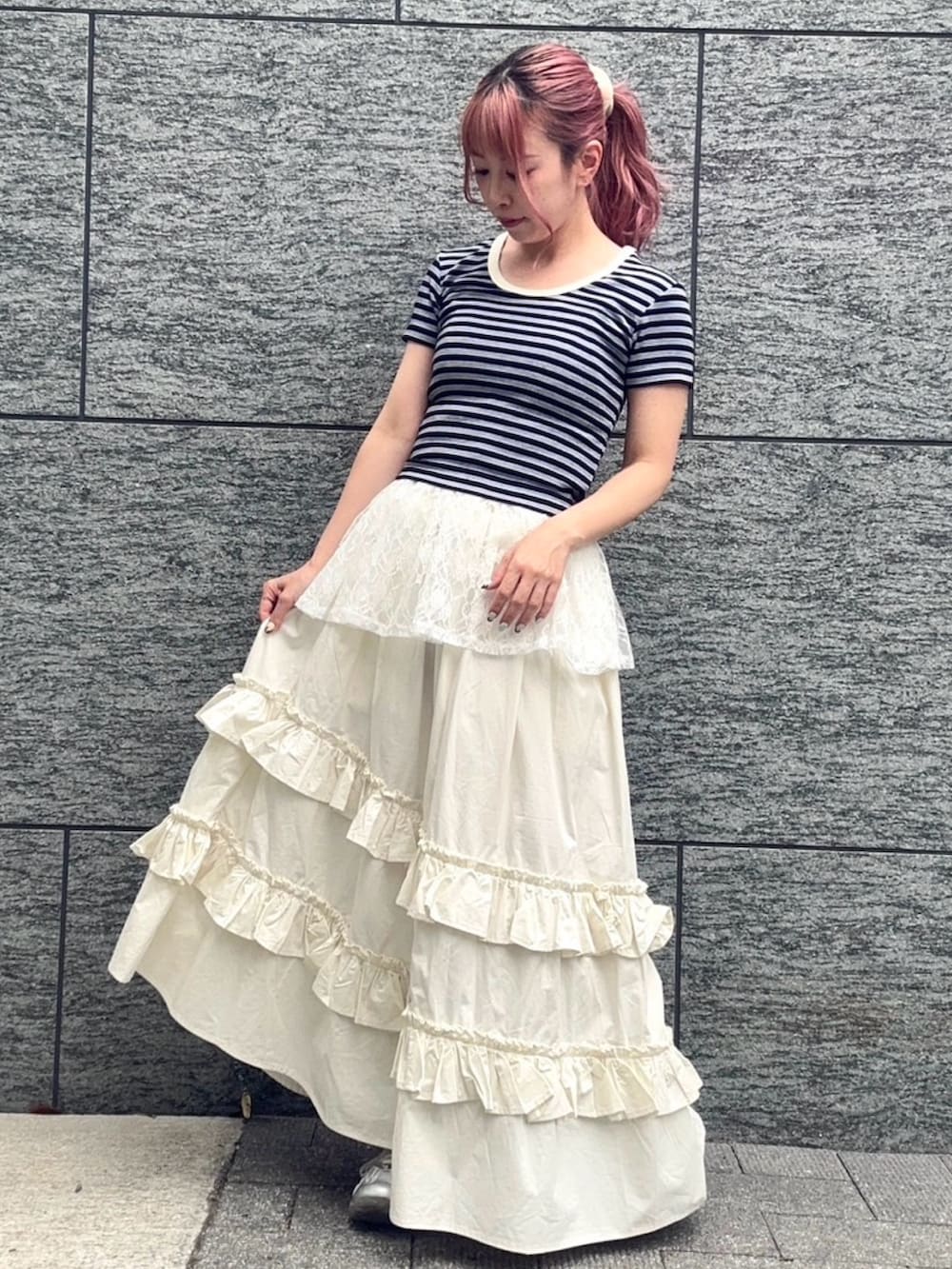ホワイト系のスカート、ブルー系のTシャツ/カットソーを着用したレディースの夏コーディネートの4枚目の写真