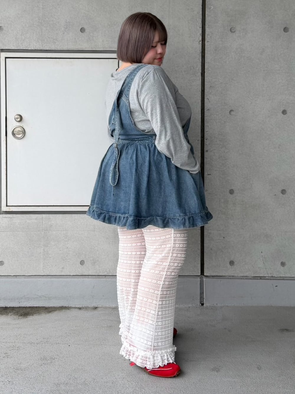 ホワイト系のその他パンツ、ブルー系のジャンパースカート、グレー系のカーディガン/ボレロを着用したレディースの秋コーディネートの4枚目の写真