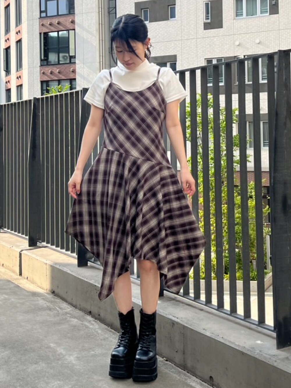 ブラウン系のワンピース、ホワイト系のTシャツ/カットソーを着用したレディースの春コーディネートの2枚目の写真