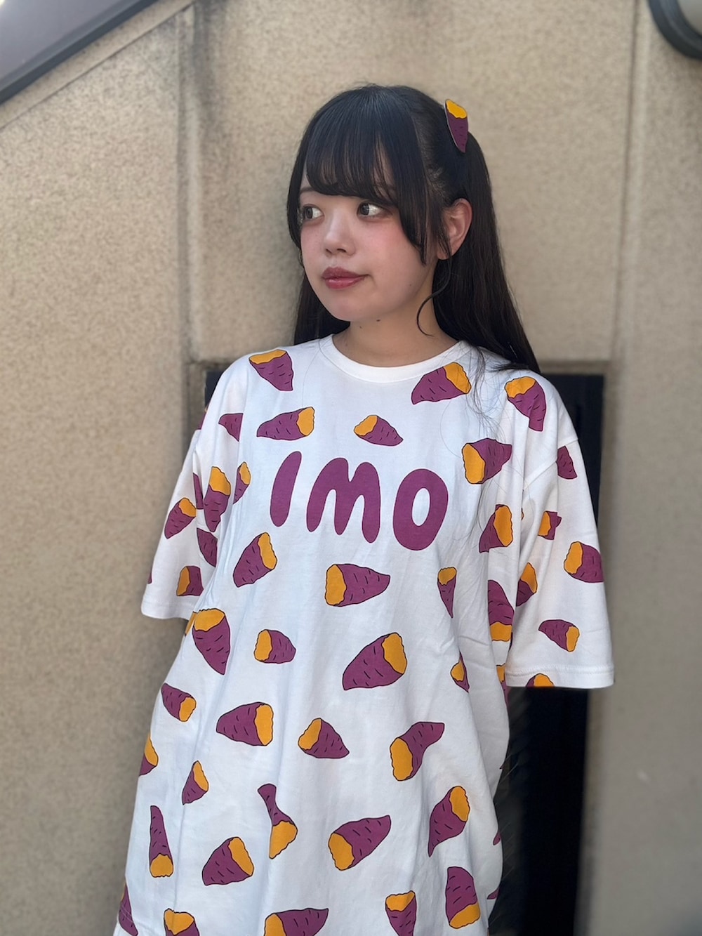 パープル系のスウェットパンツ、パープル系のTシャツ/カットソーを着用したレディースの夏コーディネートの5枚目の写真