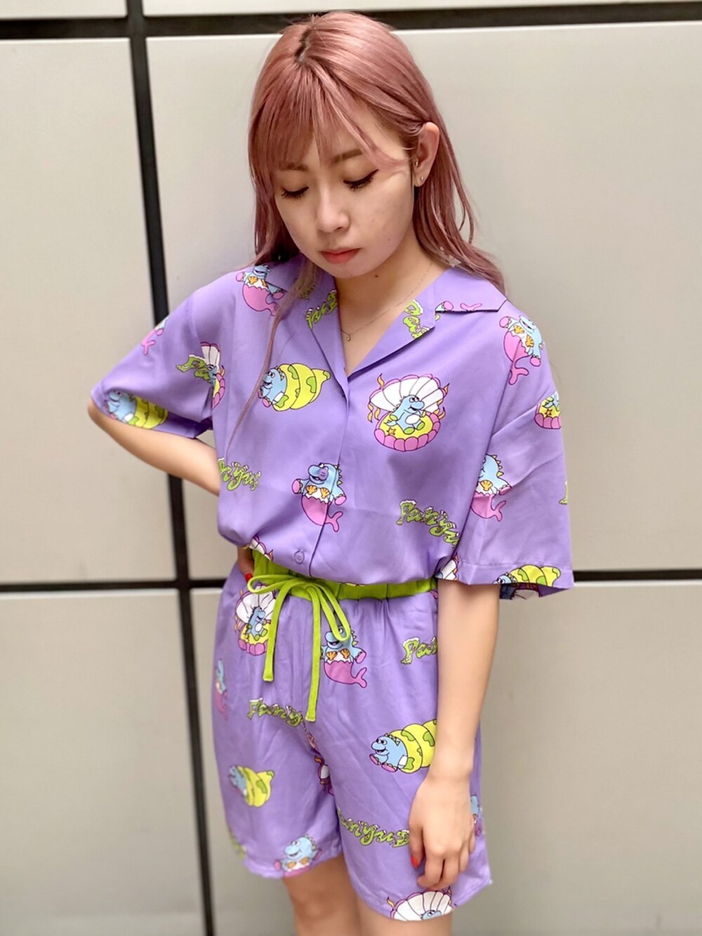 パープル系のシャツ/ブラウス、パープル系のその他パンツを着用したレディースの夏コーディネートの2枚目の写真