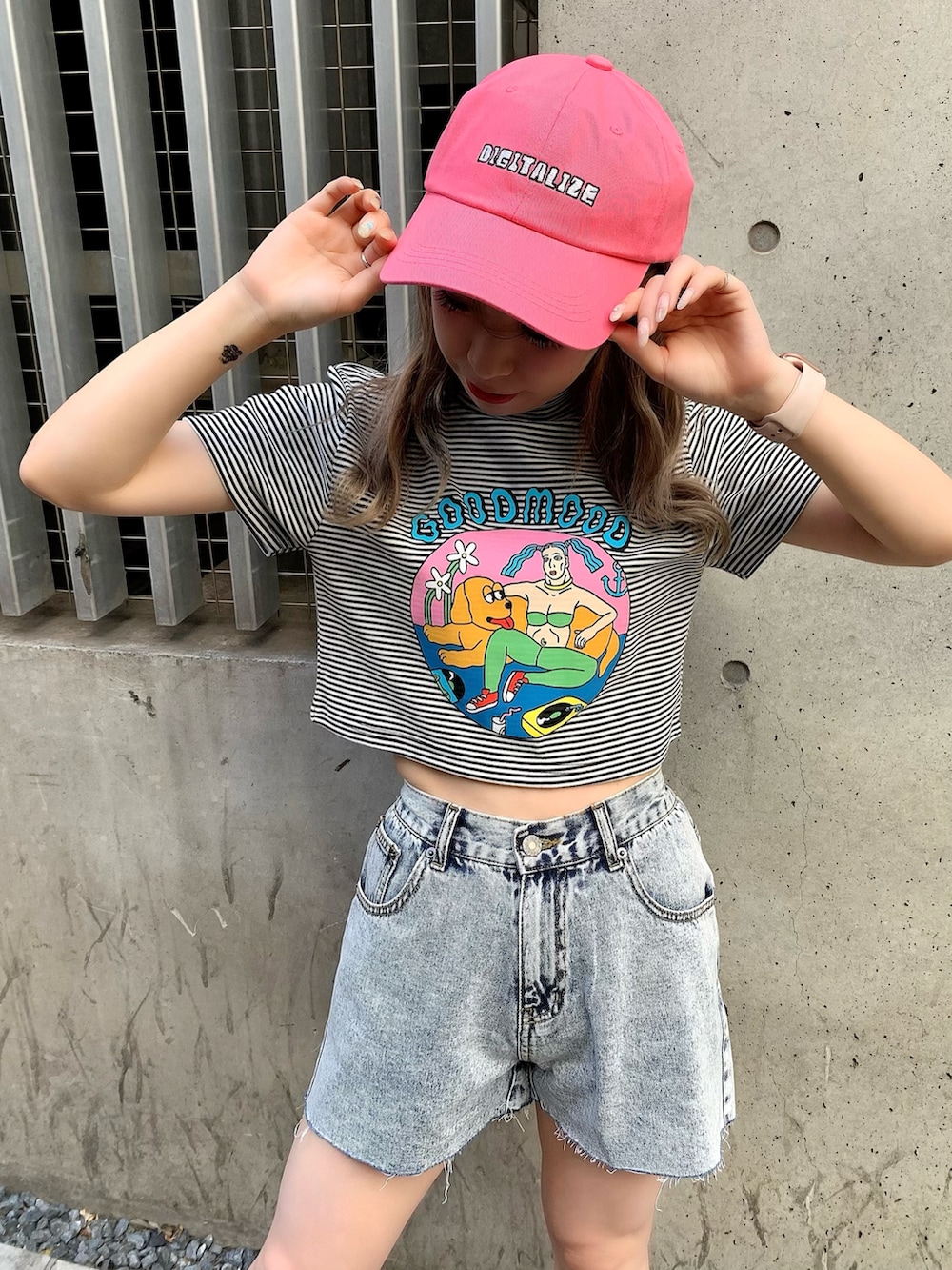 ブルー系のデニムパンツ、ブラック系のサンダル、ブラック系のTシャツ/カットソーを着用したレディースの夏コーディネートの2枚目の写真