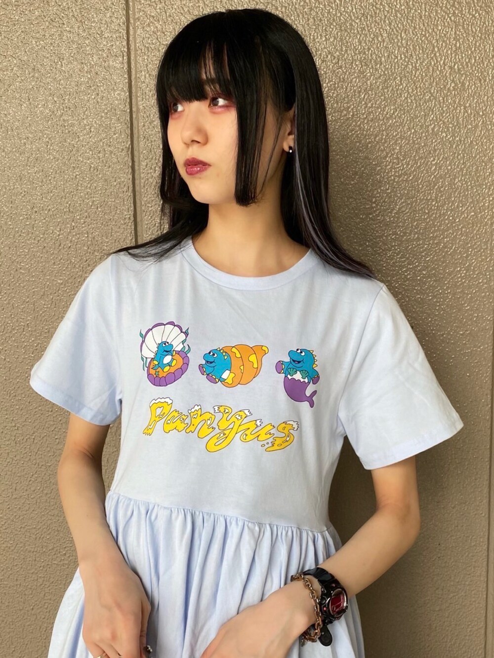 ホワイト系のスニーカー、ブルー系のワンピースを着用したレディースの夏コーディネートの2枚目の写真