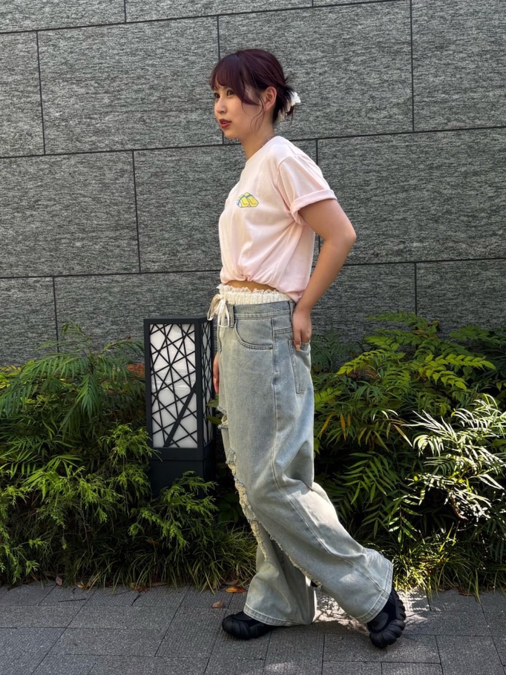 ブルー系のデニムパンツ、ピンク系のTシャツ/カットソーを着用したレディースの夏コーディネートの3枚目の写真