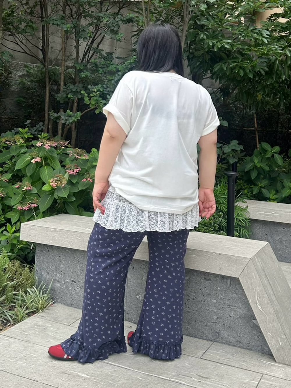 ブルー系のその他パンツ、ホワイト系のワンピース、ホワイト系のTシャツ/カットソーを着用したレディースの夏コーディネートの3枚目の写真
