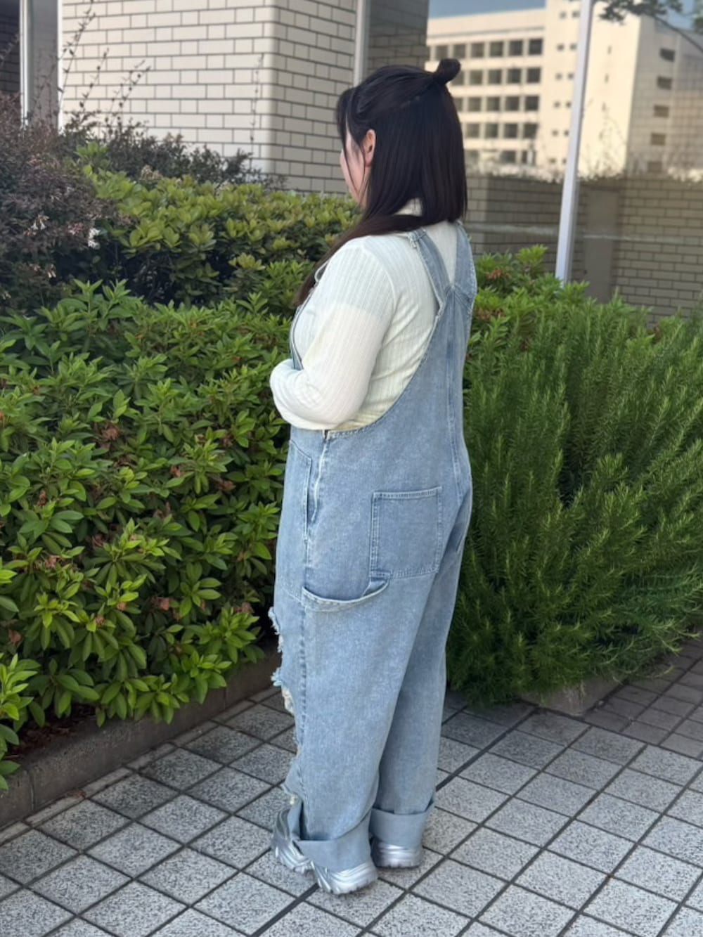 ブルー系のサロペット/オーバーオール、イエロー系のカーディガン/ボレロを着用したレディースの春コーディネートの6枚目の写真