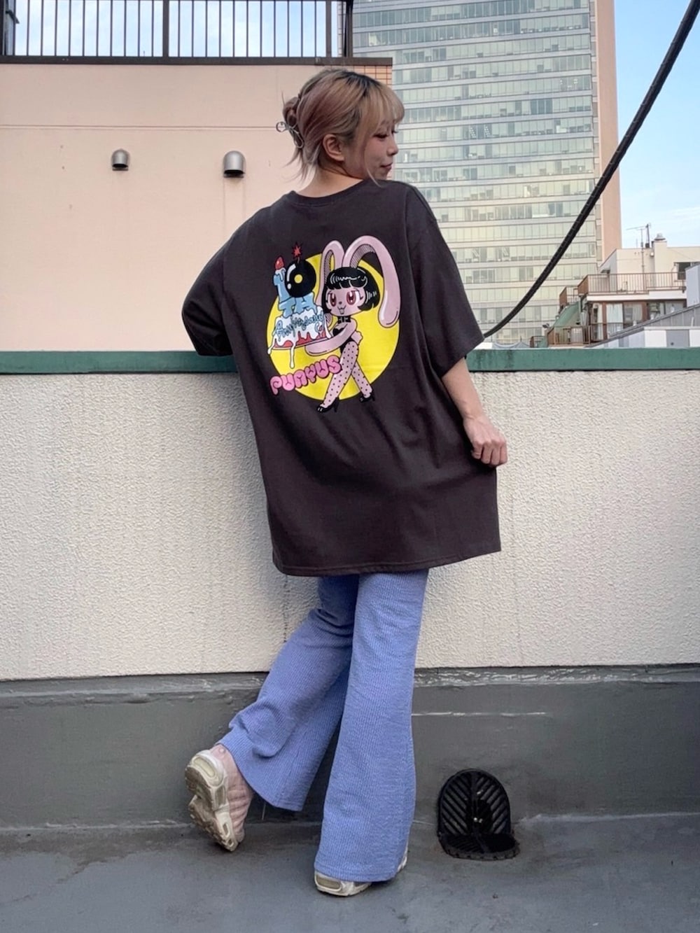 ブラック系のTシャツ/カットソー、ブルー系のその他パンツを着用したレディースの春コーディネートの2枚目の写真