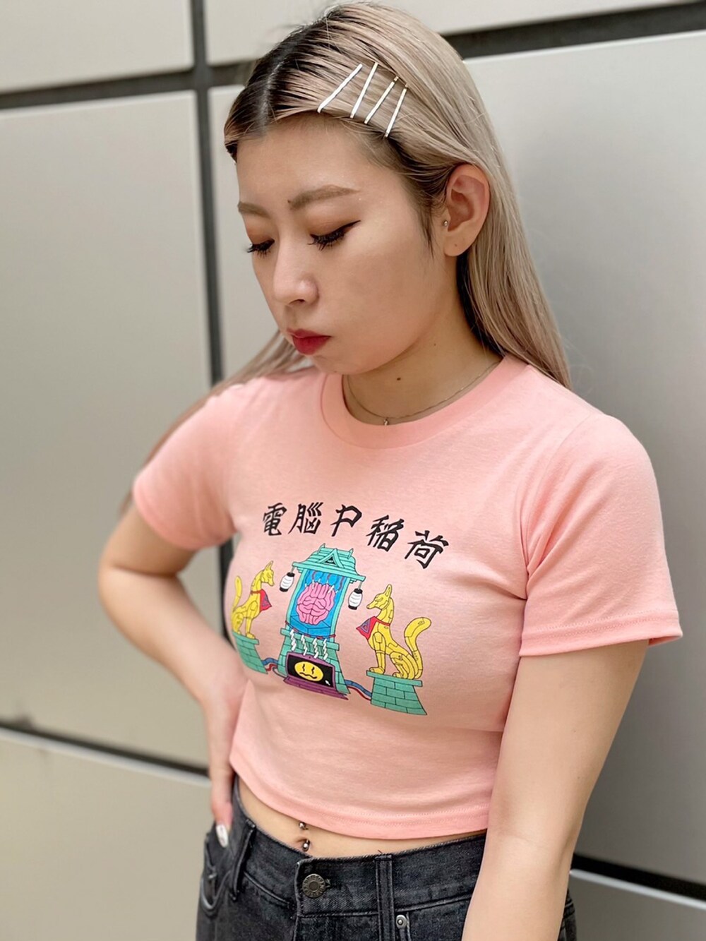 ピンク系のTシャツ/カットソー、ブラック系のデニムパンツを着用したレディースの夏コーディネートの2枚目の写真