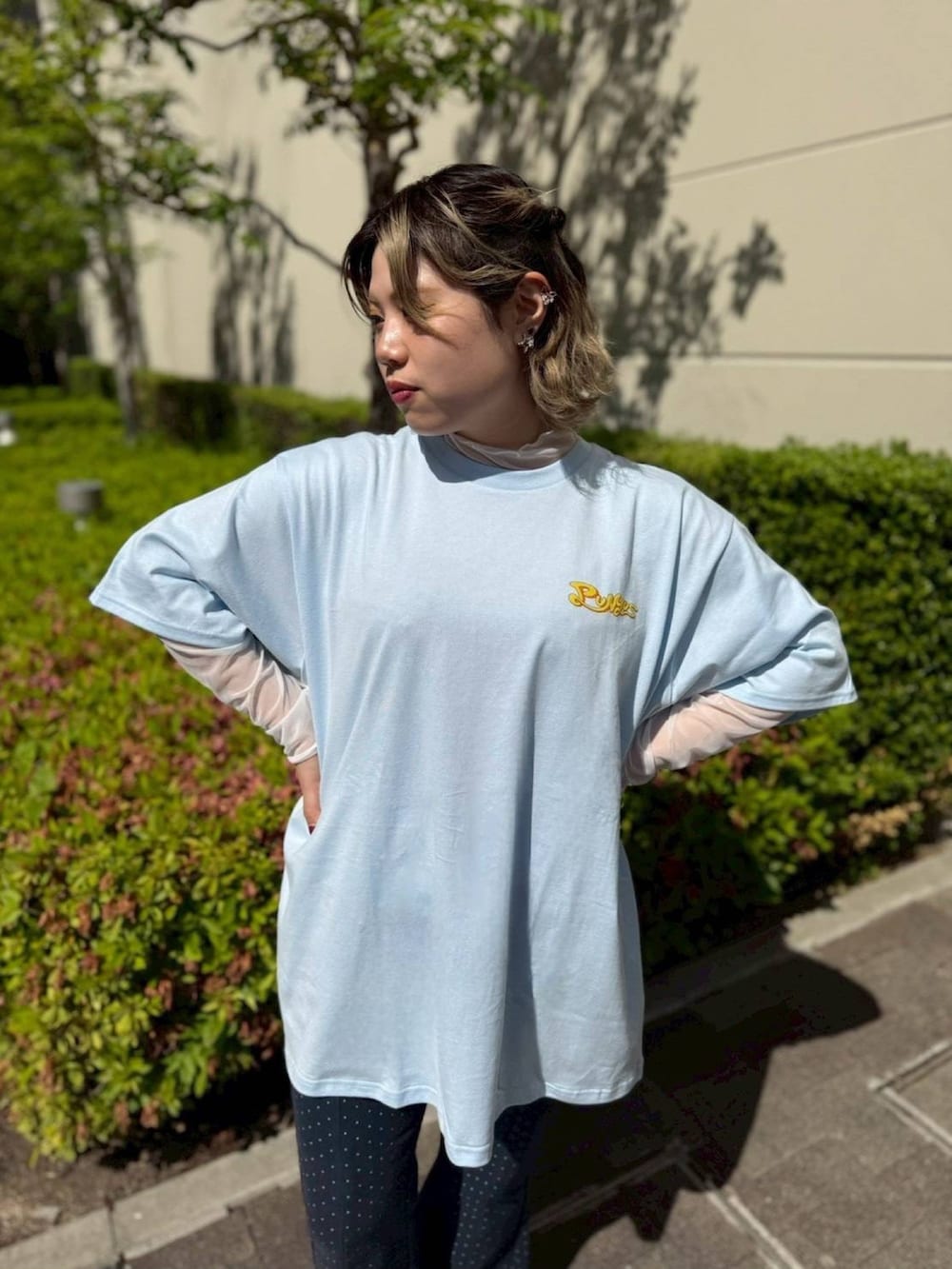 ブルー系のデニムパンツ、ブルー系のTシャツ/カットソー、ホワイト系のTシャツ/カットソーを着用したレディースの春コーディネートの4枚目の写真