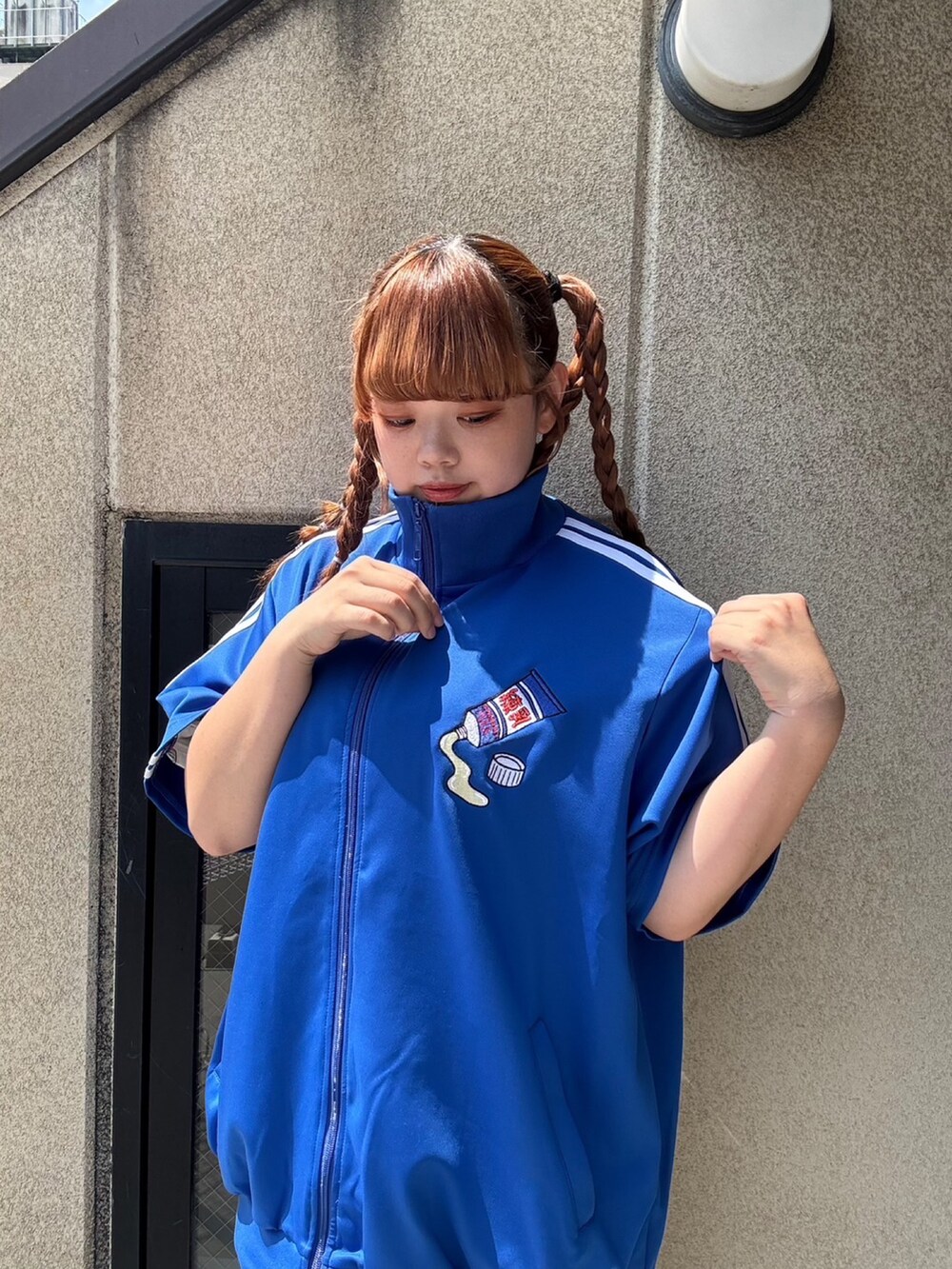 ブルー系のその他パンツ、ブルー系のジャージ、ブルー系のTシャツ/カットソーを着用したレディースの夏コーディネートの4枚目の写真