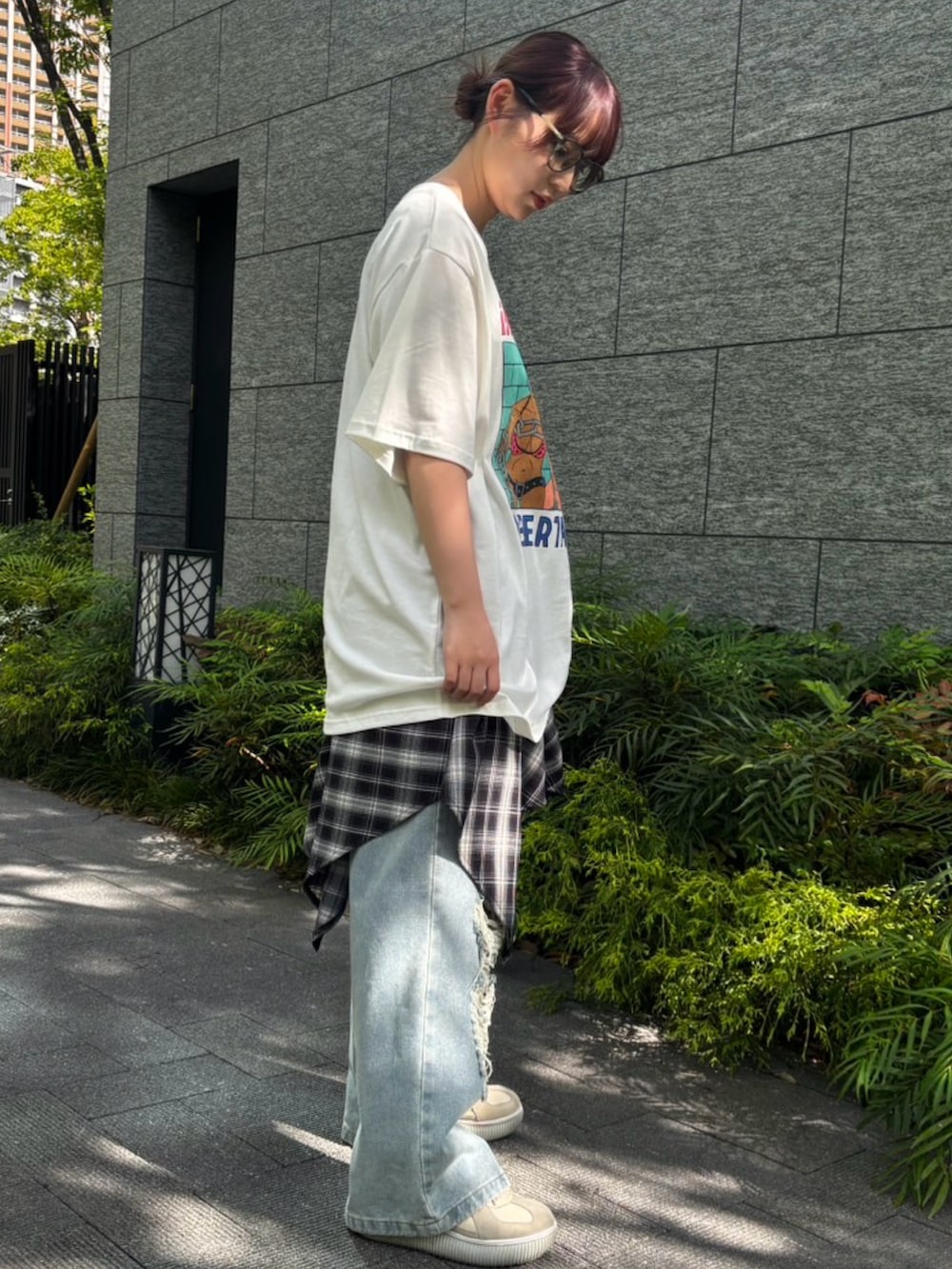 ブラック系のワンピース、ホワイト系のTシャツ/カットソー、ブルー系のデニムパンツを着用したレディースの夏コーディネートの4枚目の写真