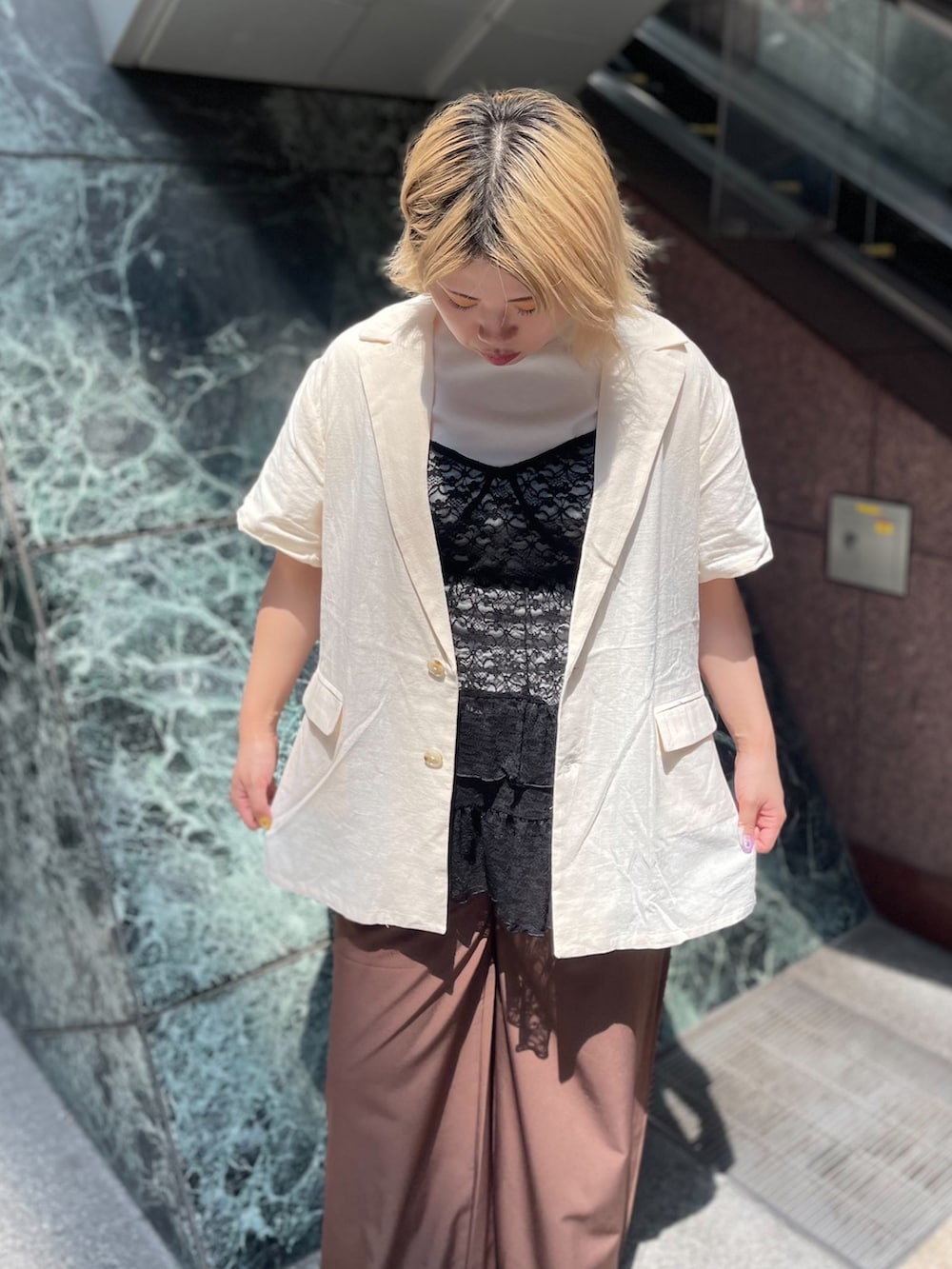 ブラウン系のその他パンツ、ホワイト系のテーラードジャケット、ブラック系のワンピースを着用したレディースの夏コーディネートの5枚目の写真