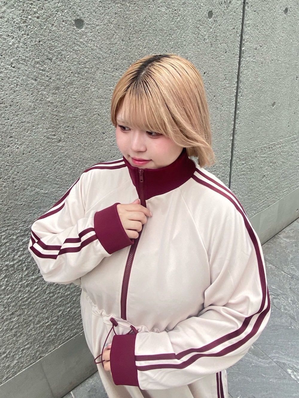 ベージュ系のワンピースを着用したレディースの秋コーディネートの4枚目の写真