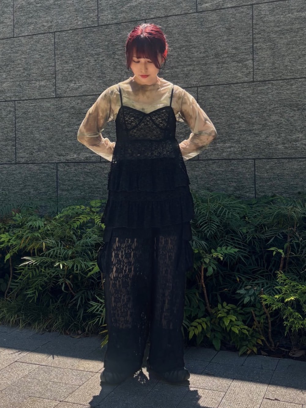 ブラック系のカーゴパンツ、ブラック系のワンピース、グリーン系のTシャツ/カットソーを着用したレディースの夏コーディネートの2枚目の写真