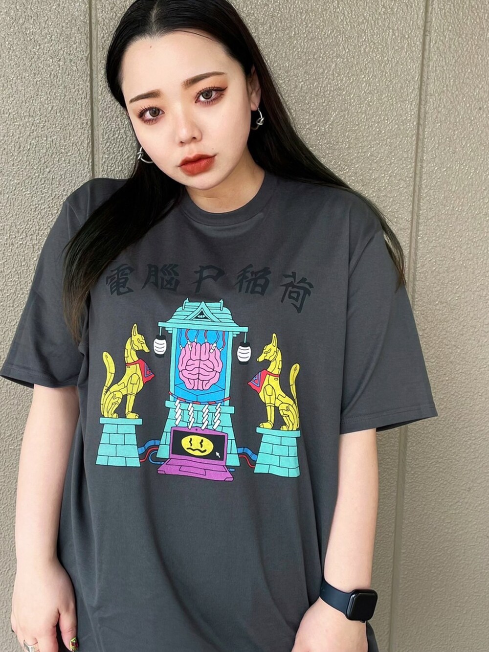 ブラック系のTシャツ/カットソー、ピンク系のその他パンツを着用したレディースの春コーディネートの2枚目の写真