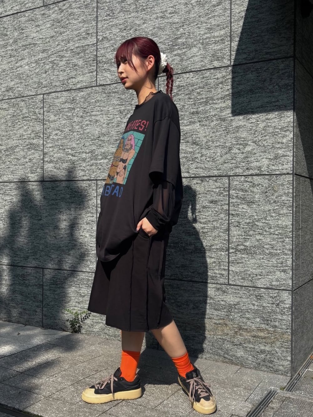 ブラック系のスウェットパンツ、ブラック系のTシャツ/カットソー、ブラック系のTシャツ/カットソーを着用したレディースの夏コーディネートの3枚目の写真