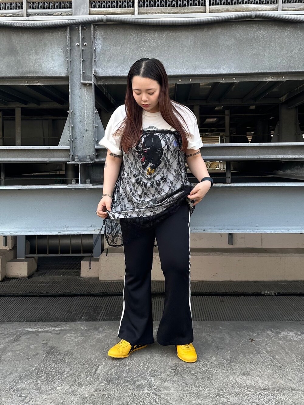 ホワイト系のTシャツ/カットソー、ブラック系のスカート、ブラック系のその他パンツを着用したレディースの春コーディネートの3枚目の写真