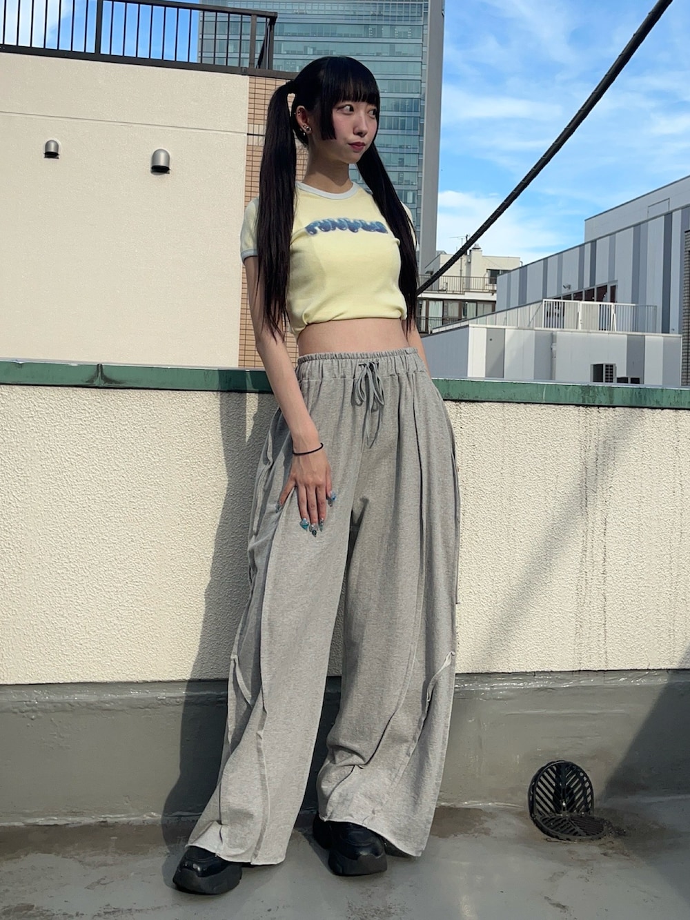 グレー系のスウェットパンツ、イエロー系のTシャツ/カットソーを着用したレディースの夏コーディネートの2枚目の写真