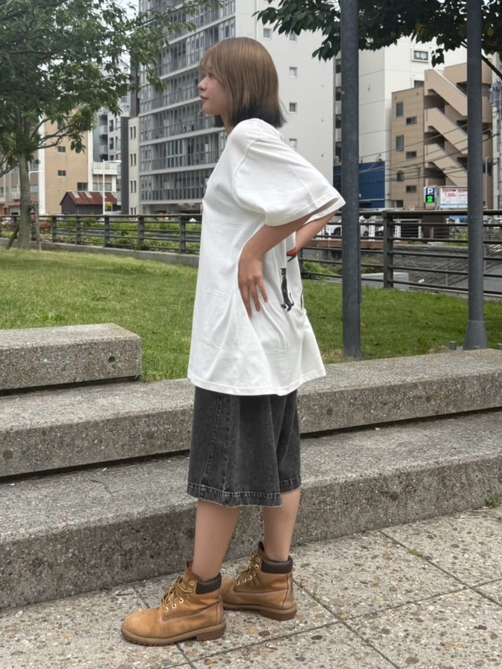 ホワイト系のTシャツ/カットソー、ブラック系のデニムパンツを着用したレディースの夏コーディネートの3枚目の写真
