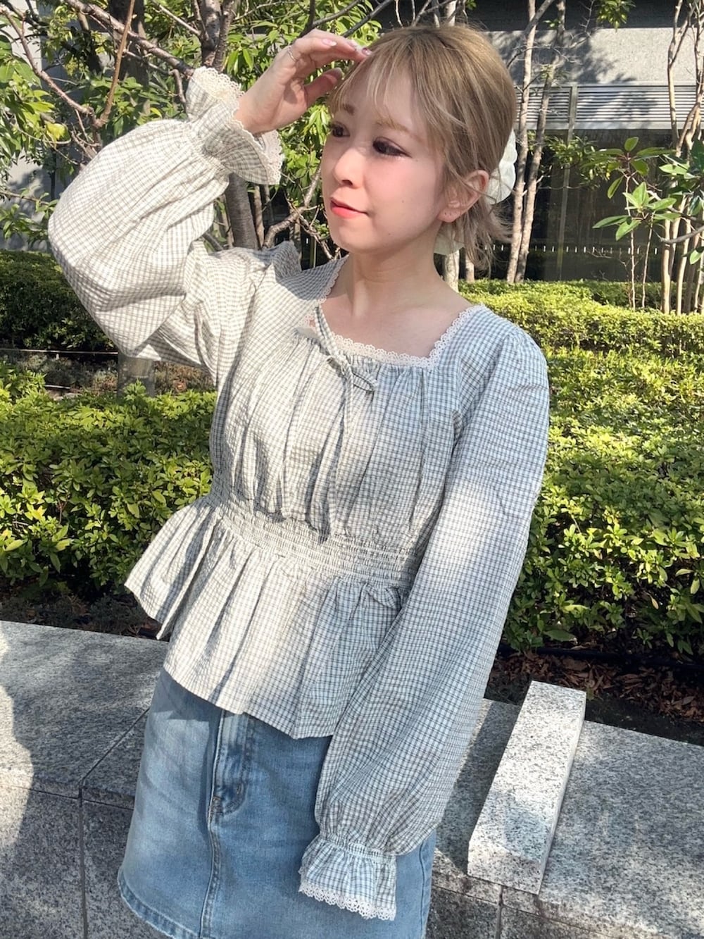 ブルー系のデニムスカート、ホワイト系のシャツ/ブラウスを着用したレディースの春コーディネートの2枚目の写真