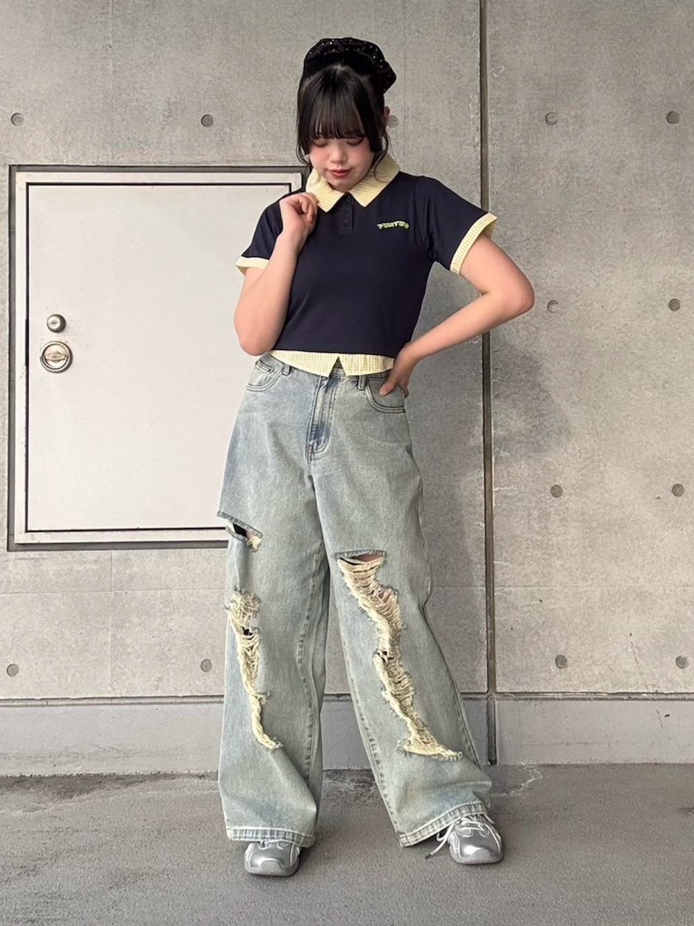ブルー系のデニムパンツ、ブルー系のTシャツ/カットソーを着用したレディースの夏コーディネートの2枚目の写真