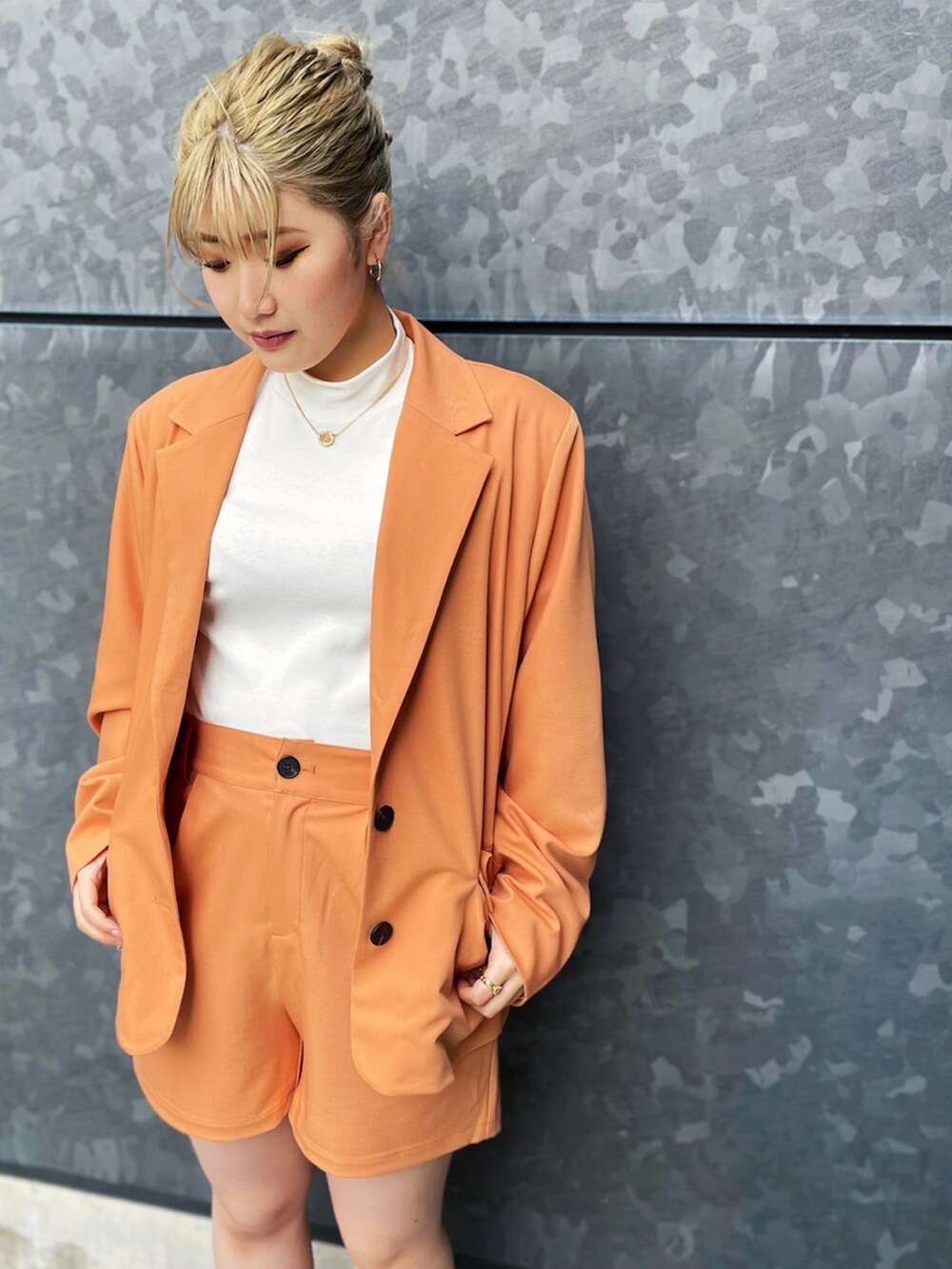 ブラック系のブーツ、ブラック系のその他パンツ、ホワイト系のTシャツ/カットソーを着用したレディースの冬コーディネートの3枚目の写真