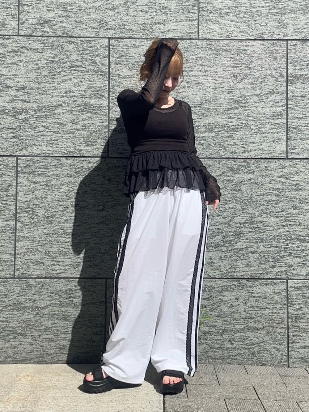 ホワイト系のその他パンツ、ブラック系のTシャツ/カットソーを着用したレディースの夏コーディネートの4枚目の写真