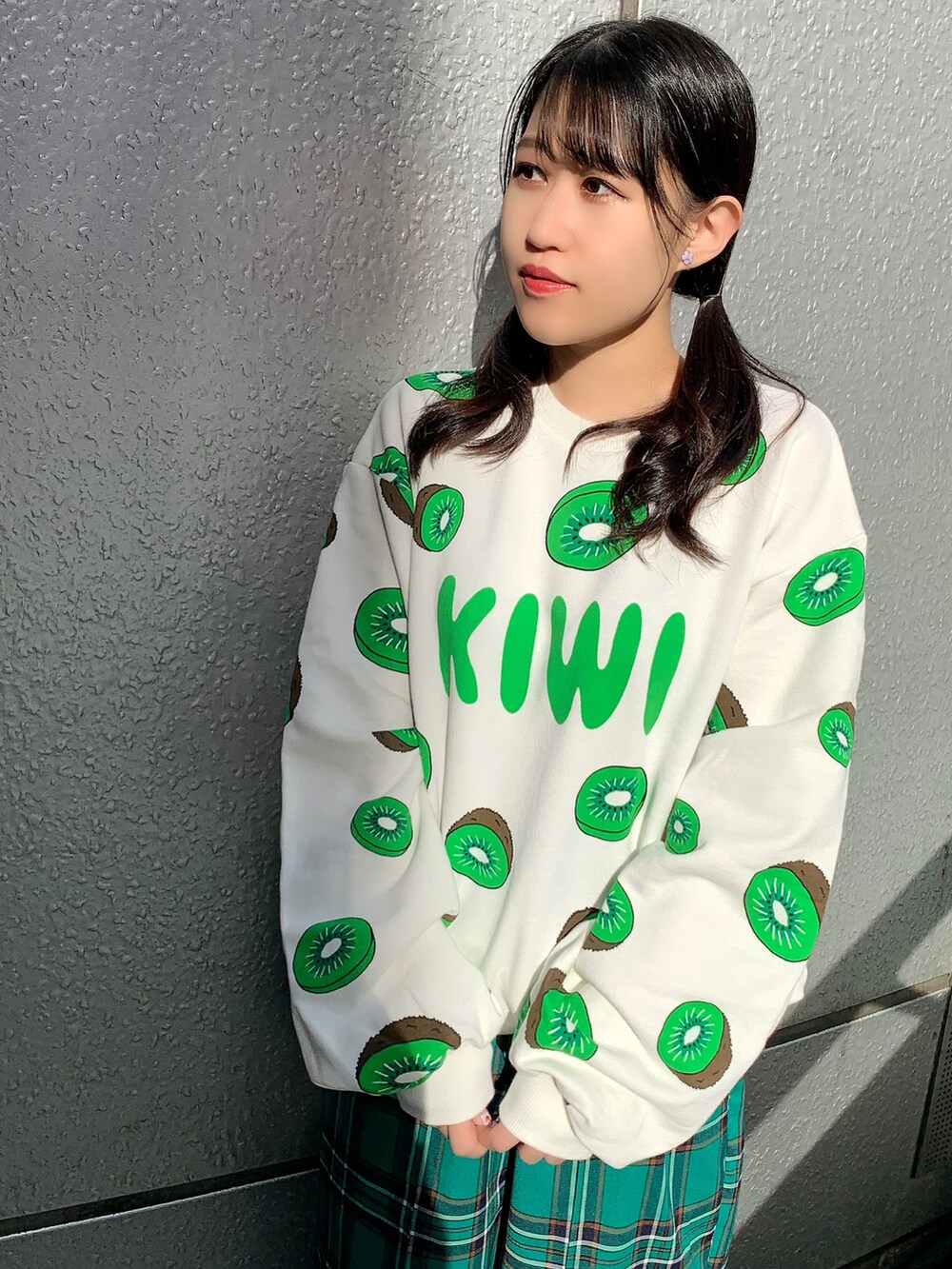 グリーン系のその他パンツ、グリーン系のスウェット、ホワイト系のスニーカーを着用したレディースの秋コーディネートの2枚目の写真