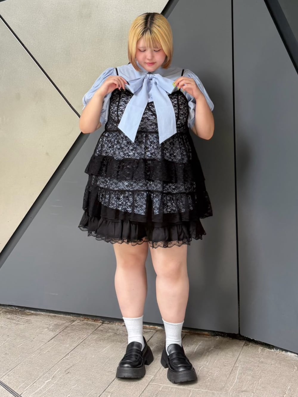 ブラック系のワンピース、ブルー系のシャツ/ブラウスを着用したレディースの夏コーディネートの3枚目の写真