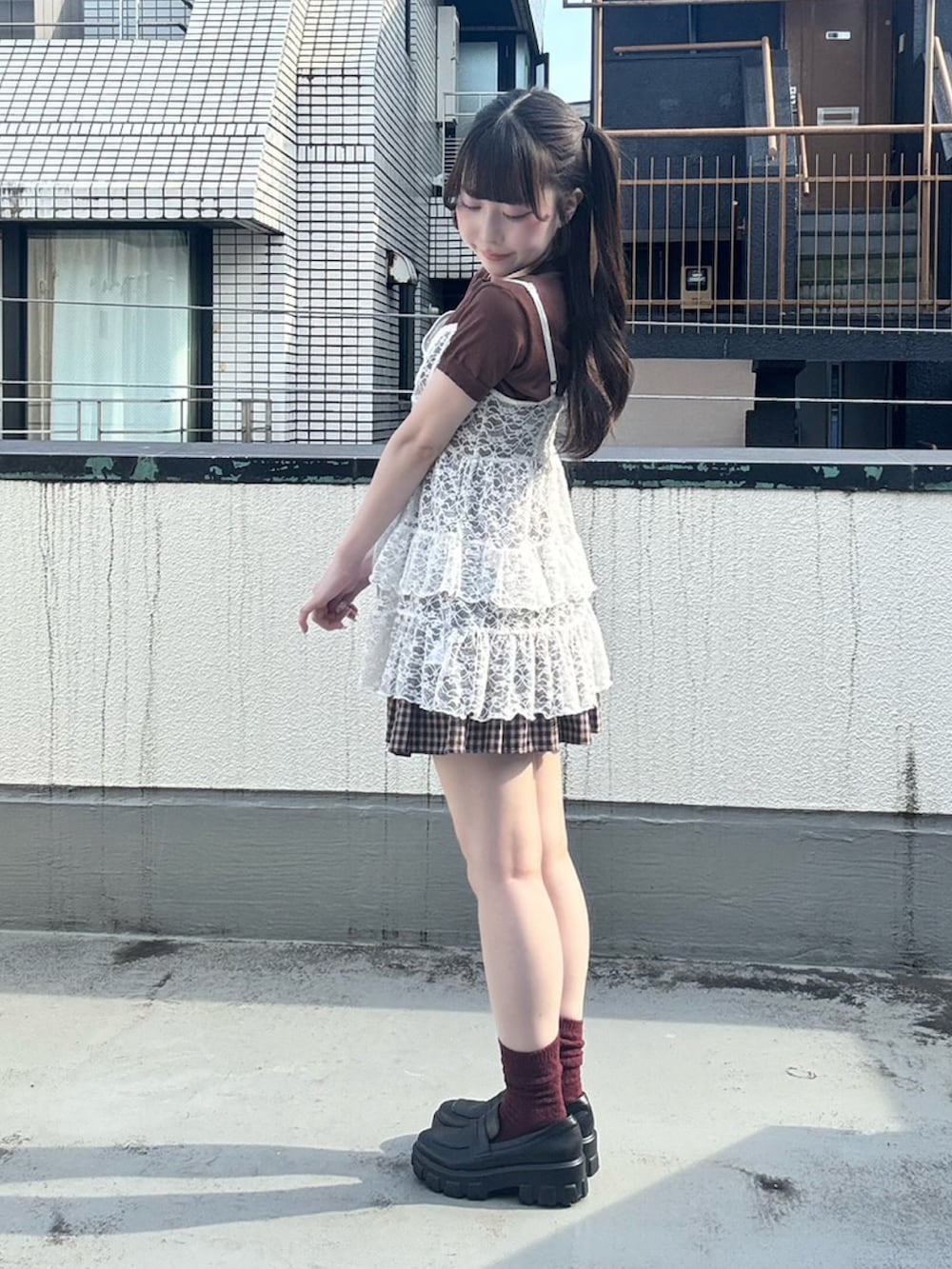 ブラウン系のスカート、ホワイト系のワンピース、ブラウン系のニット/セーターを着用したレディースの夏コーディネートの3枚目の写真