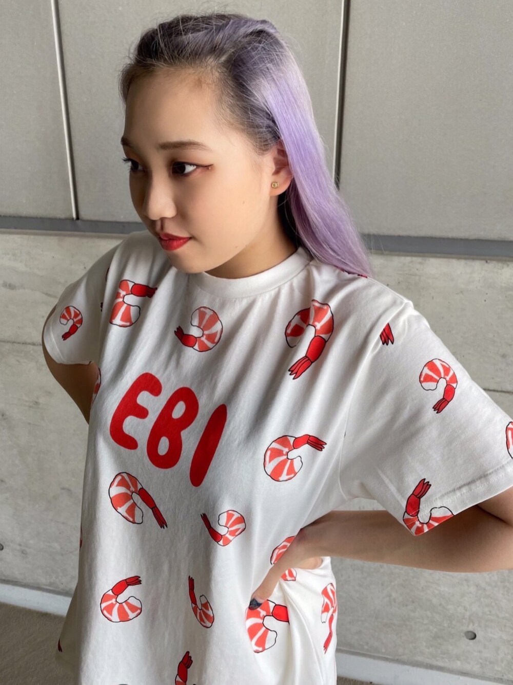 レッド系のTシャツ/カットソー、その他のスウェットパンツを着用したレディースの夏コーディネートの2枚目の写真