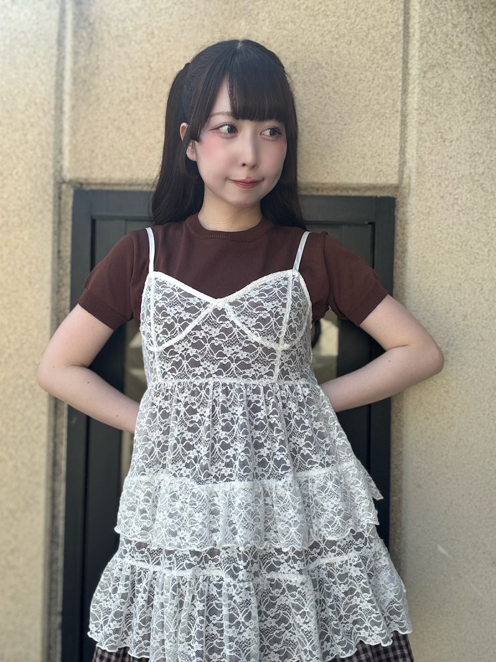 ブラウン系のスカート、ホワイト系のワンピース、ブラウン系のニット/セーターを着用したレディースの夏コーディネートの4枚目の写真