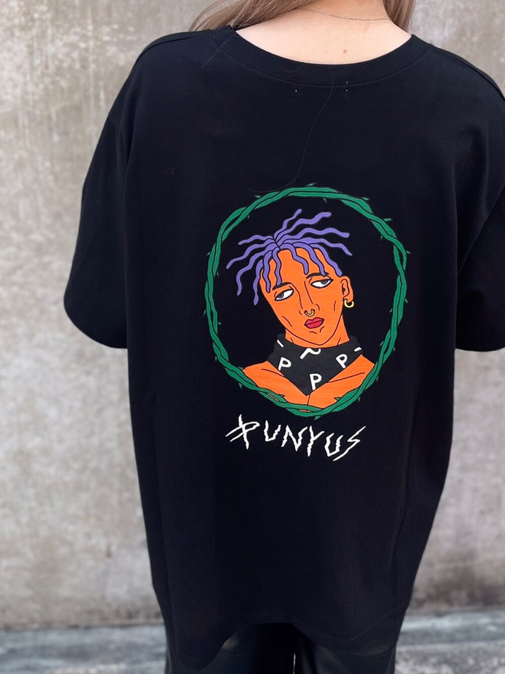 ブラック系のTシャツ/カットソー、ブラック系のパンツを着用したレディースの春コーディネートの2枚目の写真