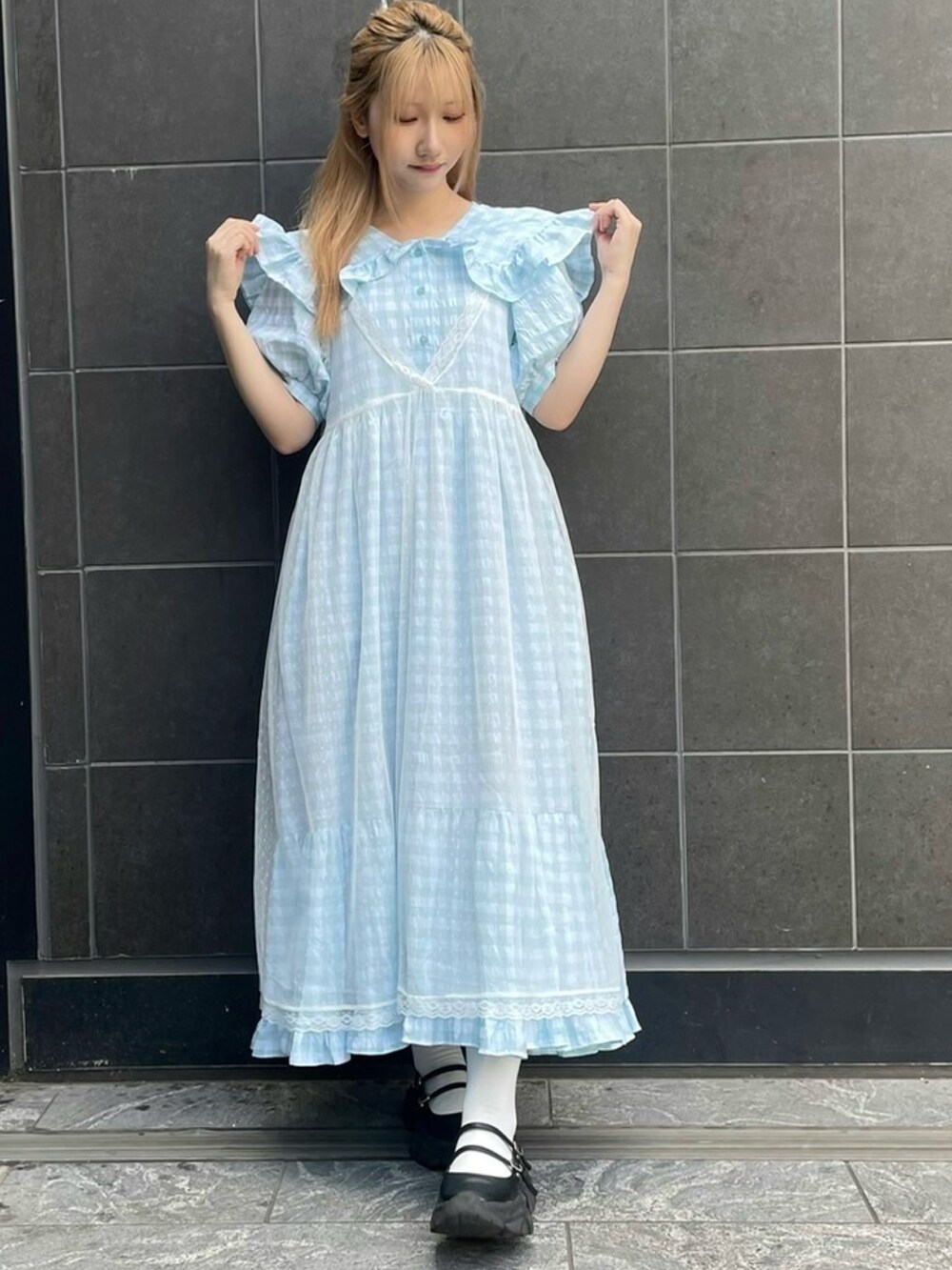 ブルー系のワンピース、ホワイト系のワンピースを着用したレディースの夏コーディネートの2枚目の写真