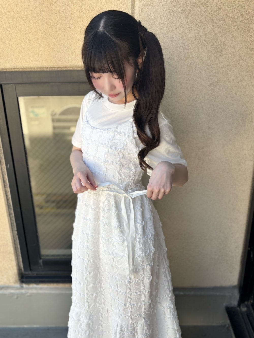 ホワイト系のワンピース、ホワイト系のTシャツ/カットソーを着用したレディースの夏コーディネートの5枚目の写真