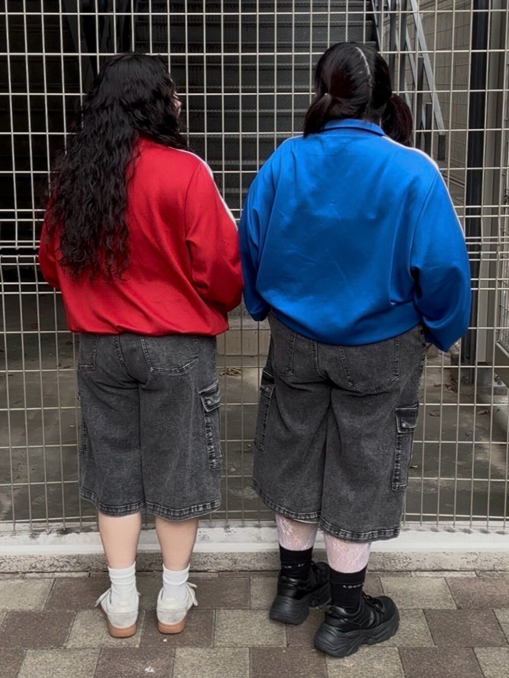 ブルー系のジャージ、ブラック系のデニムパンツ、レッド系のジャージを着用したレディースの夏コーディネートの3枚目の写真