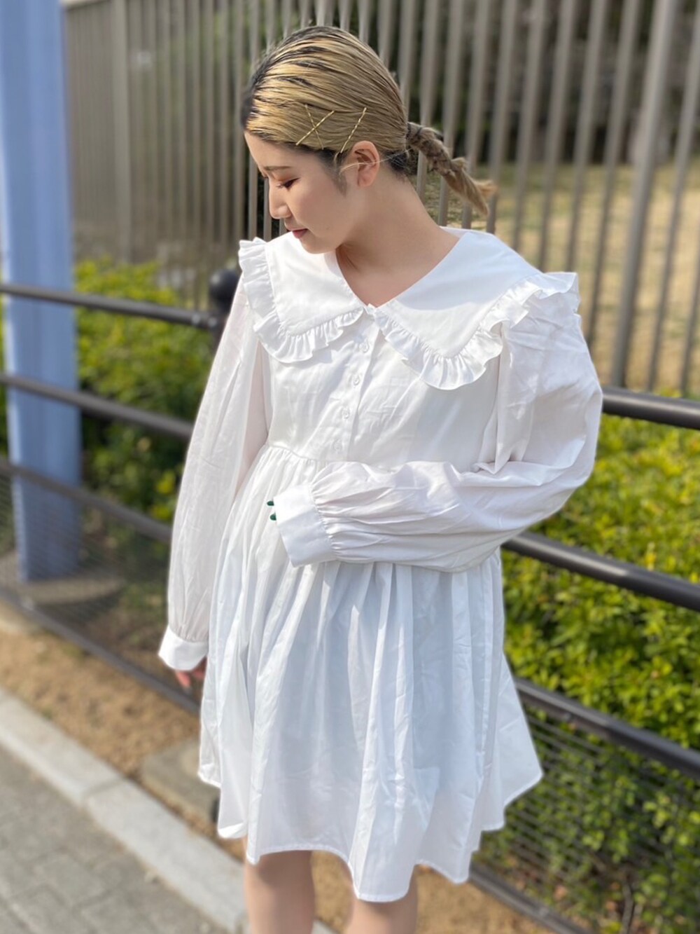 「PUNYUS、PUNYUSコーデ、ootd、春コーデ、ワンピース、ホワイトコーデ、ガーリー、シンプルコーデ、フリル、原宿、春服みてみて、ビッグカラー、オーバーサイズ、ビッグシルエット、ボリューム袖」｜「PUNYUSのフリルカラーワンピース（ワンピース、ホワイト系）」を使った、PUNYUS  さん（レディース・160cm）の春コーディネートの2枚目の写真