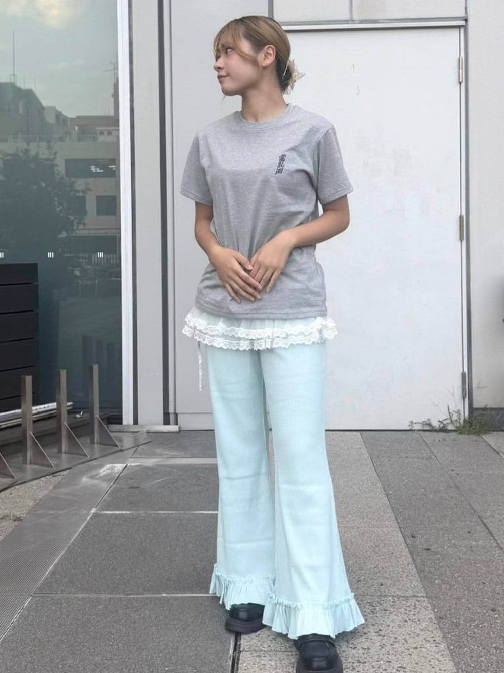 ブルー系のその他パンツ、グレー系のTシャツ/カットソー、ホワイト系のスカートを着用したレディースの夏コーディネートの2枚目の写真