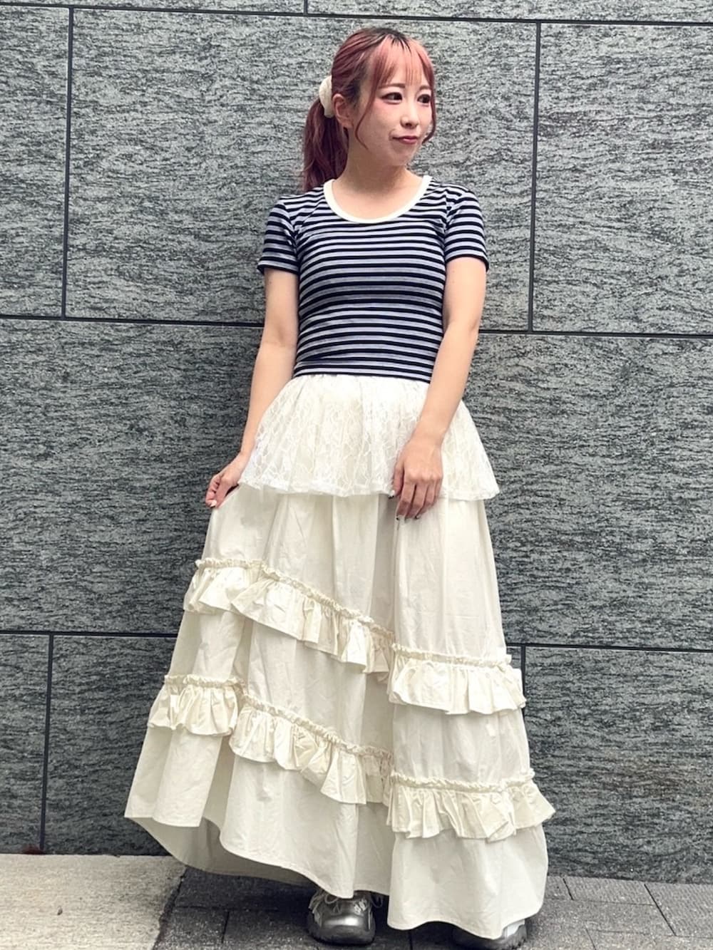 ホワイト系のスカート、ブルー系のTシャツ/カットソーを着用したレディースの夏コーディネートの6枚目の写真