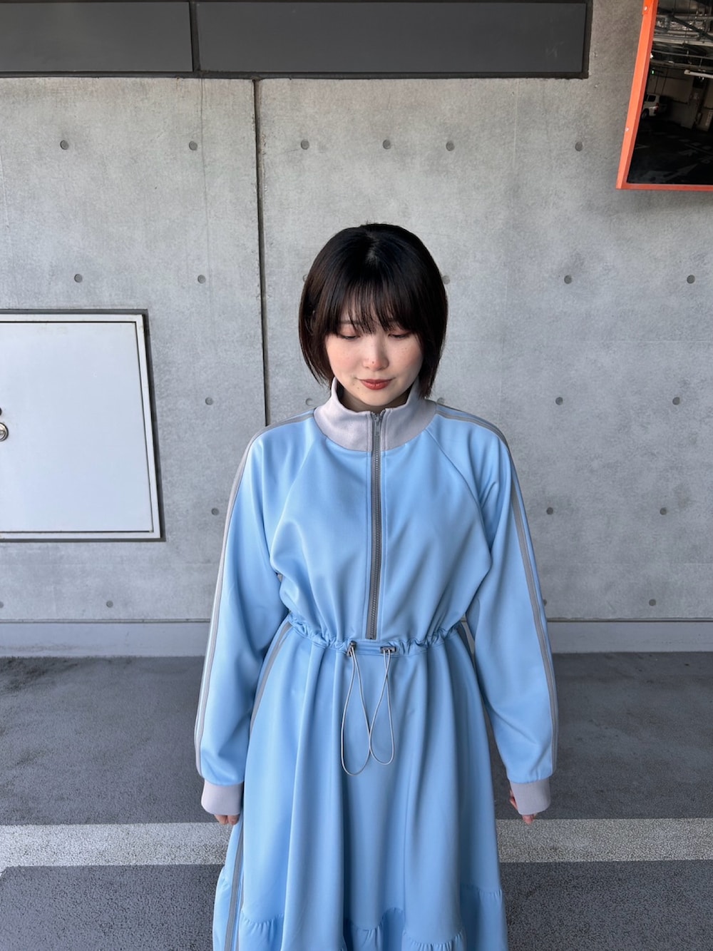 ブルー系のワンピースを着用したレディースの春コーディネートの7枚目の写真