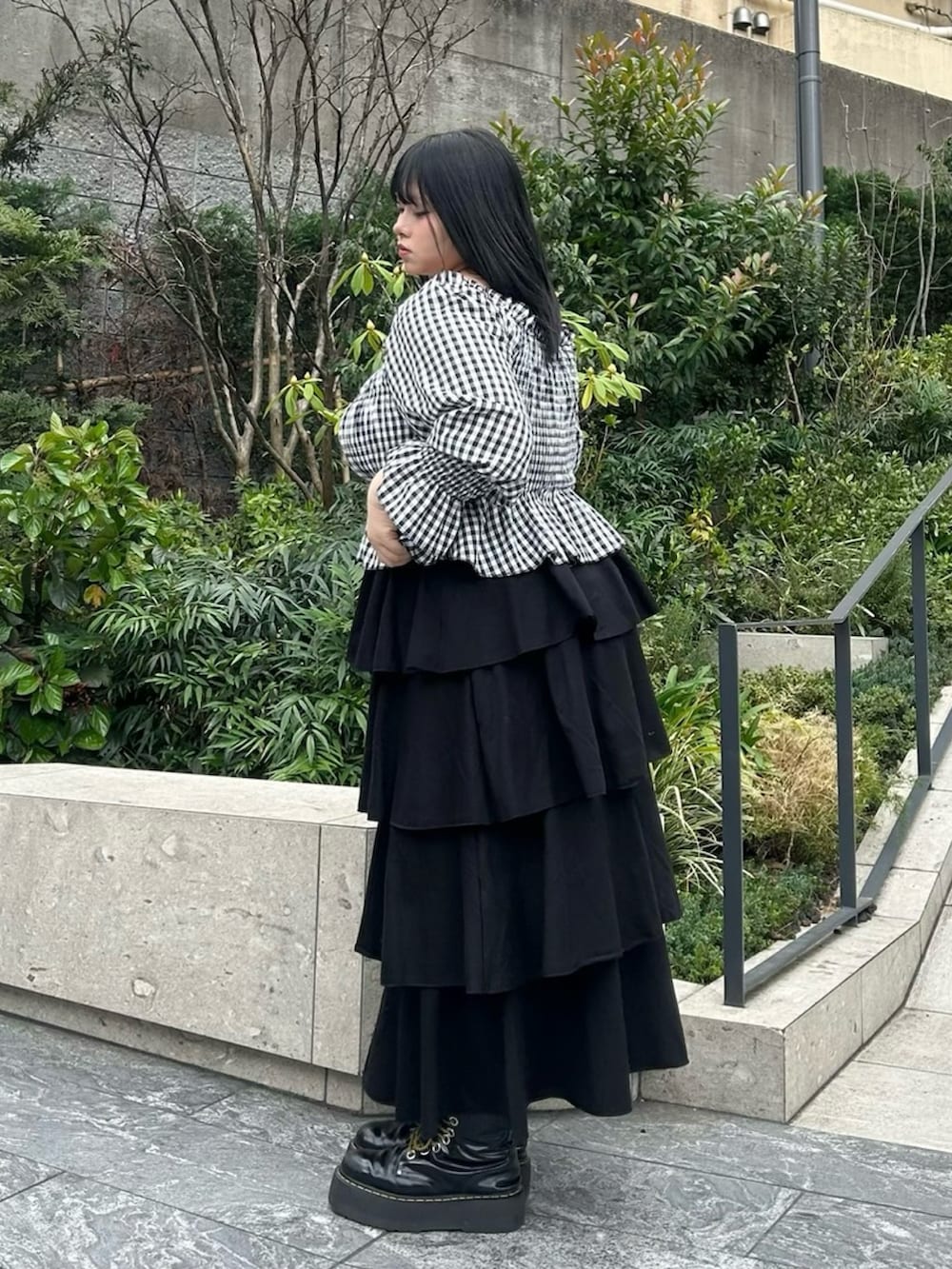 ブラック系のスカート、ブラック系のシャツ/ブラウスを着用したレディースの春コーディネートの4枚目の写真
