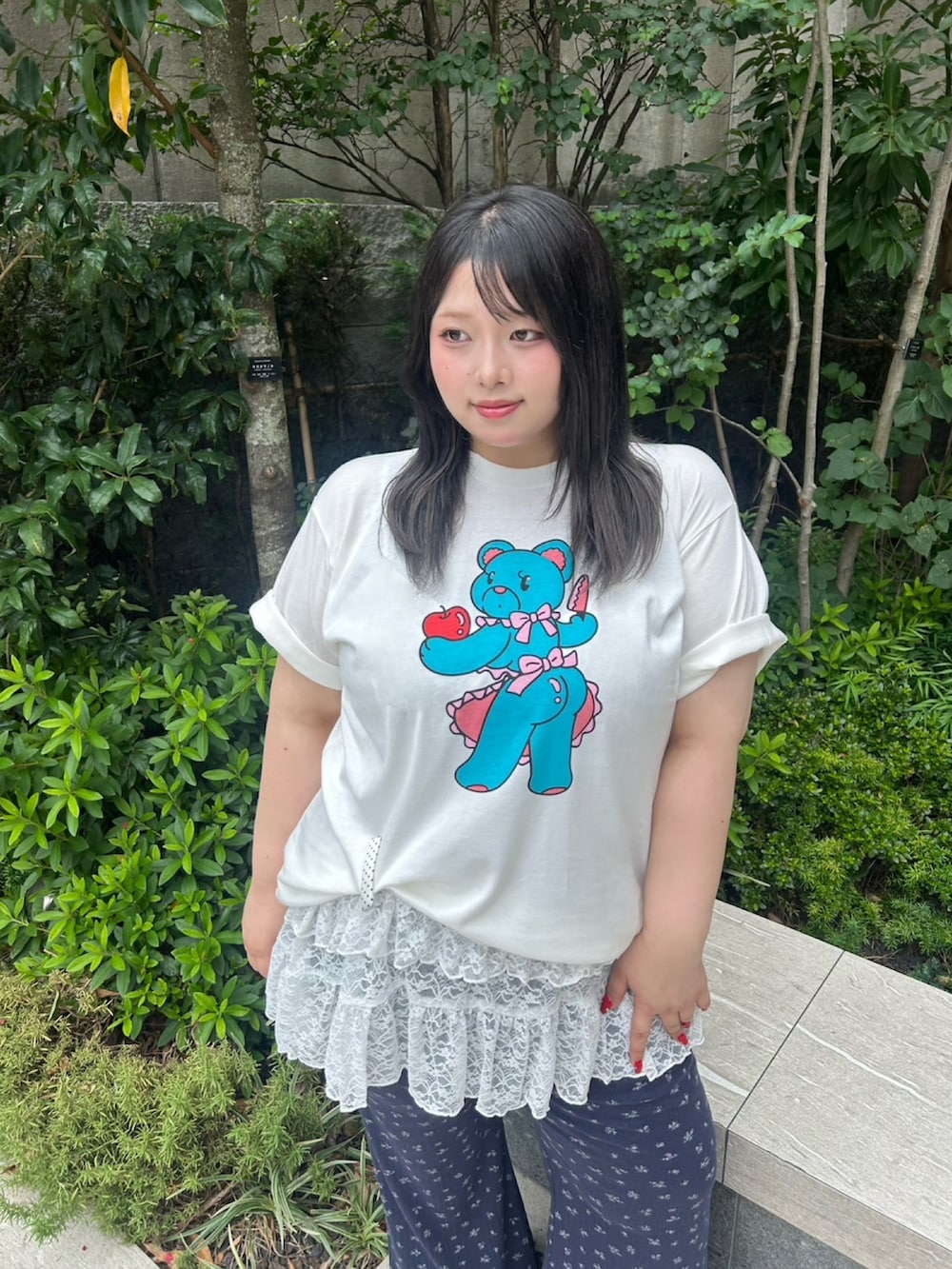 ブルー系のその他パンツ、ホワイト系のワンピース、ホワイト系のTシャツ/カットソーを着用したレディースの夏コーディネートの2枚目の写真