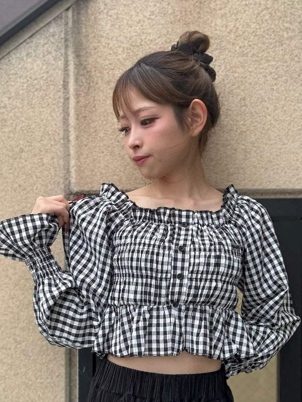 ブラック系のその他パンツ、ブラック系のシャツ/ブラウスを着用したレディースの春コーディネートの4枚目の写真