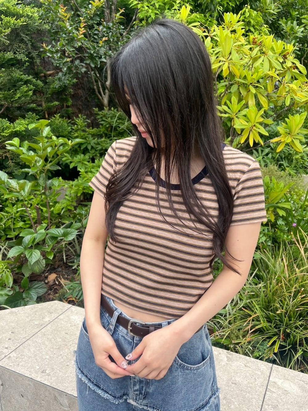 ブラウン系のTシャツ/カットソー、ブルー系のデニムパンツ、ブラック系のベルトを着用したレディースの春コーディネートの5枚目の写真
