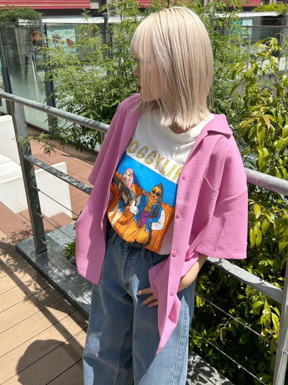 ホワイト系のTシャツ/カットソー、ピンク系のシャツ/ブラウス、ブルー系のデニムパンツを着用したレディースの春コーディネートの2枚目の写真
